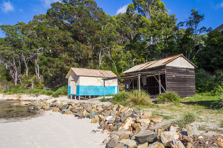 澳大利亚新南威尔士州Pampbula河口湾边海滩的小屋经过蓝色的海伦图片