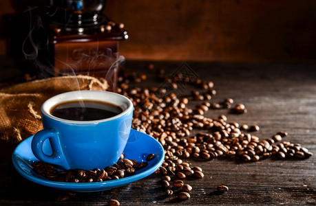 木头蓝杯咖啡色的粮食背景图片