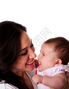 女团结乐趣美丽的家庭面孔双对母亲和女儿的婴孩看着彼此玩得开心笑着图片