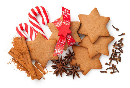 八角红色的躺着配有肉桂棒和火粉的圣诞星饼干形状的姜成分恒星干丁香背景图片