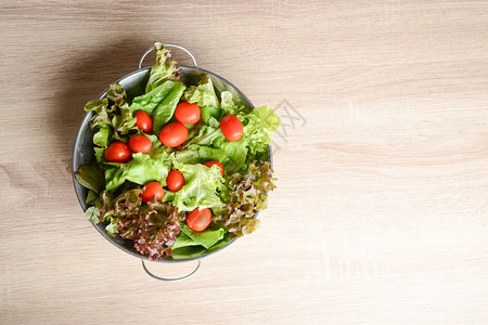 晚餐碗木桌上蔬菜和的新鲜沙拉健康食品概念木桌上蔬菜和的新鲜沙拉健康餐厅图片