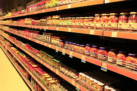 超市整齐的货架图片