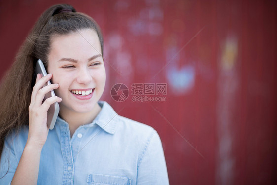 沟通城市环境中在移动电话上与外边交谈的少女人数5克外部图片