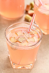 垂直的更新自制粗巴果汁在顶级选择焦点上薄的粗巴片聚焦三分之一进入新鲜果汁Rhubarb果汁中玻璃食物图片