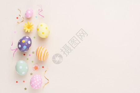复活节快乐鸡蛋和鲜花纸面背景及复制空间工艺季节庆典图片