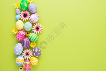 美丽的花平坦复活节快乐鸡蛋和鲜花纸面背景及复制空间图片