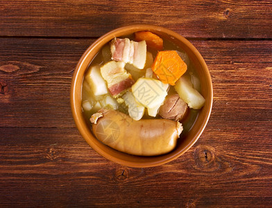 火腿一顿饭哪个都柏林椰子爱尔兰菜它由大约切片的猪肉香肠和皮条客用切片的土豆和洋葱制成图片