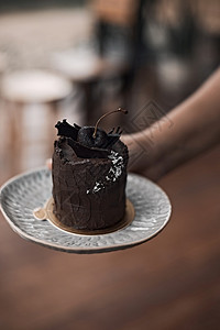 盘子食物棕色的美味自制巧克力蛋糕在餐桌上美味自制巧克力蛋糕图片