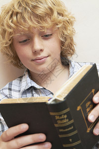 在家阅读圣经的男孩金发乔治图片