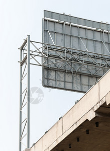 框架商业的高速公路上大型金属广告牌背面的后城市图片