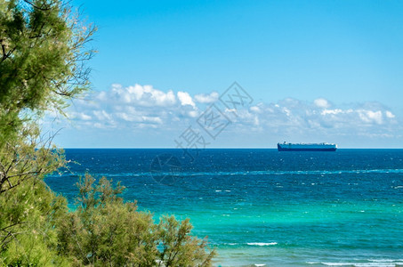 蓝色的西班牙北部坎塔布里亚州桑坦德市夏季海景令观图片