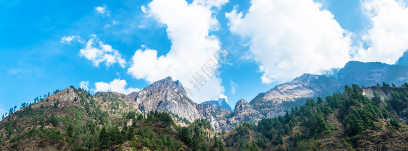 雪顶峰美丽的山脉与蓝色天空和白云相对抗尼泊尔最佳图片