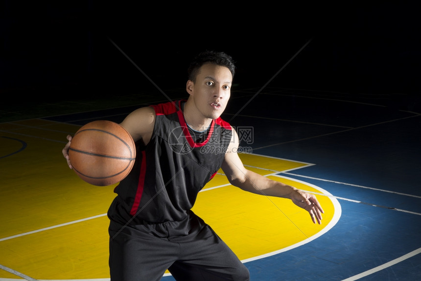 篮球场打球的运动员图片