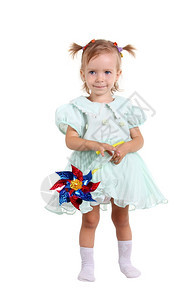 红色的年轻女孩对白色背景的风玩具感到快乐孩子纺纱图片