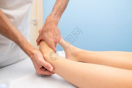 理疗师治疗患者脚踝图片