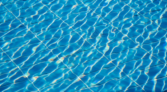 阳光反射的游泳池波纹图片