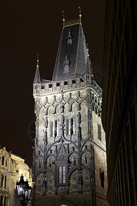 点亮镇位于布拉格老城边缘的具有里程碑意义的粉末塔夜间亮光有聚灯一种图片