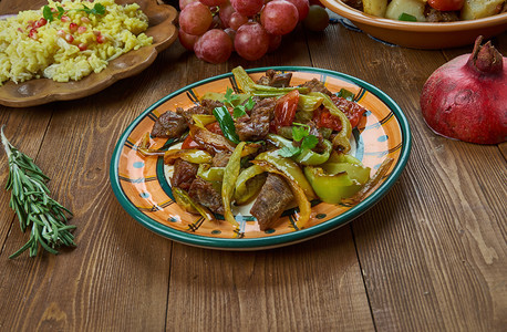 Kerusus亚美尼菜料用炸牛肉裙排和辣椒做的盘子传统式各种盘子Topview菜肴什锦的传统图片