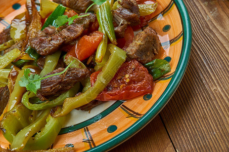 胡椒传统的Kerusus亚美尼菜料用炸牛肉裙排和辣椒做的盘子传统式各种盘子Topview一顿饭图片