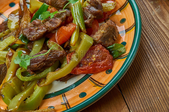 胡椒传统的Kerusus亚美尼菜料用炸牛肉裙排和辣椒做的盘子传统式各种盘子Topview一顿饭图片