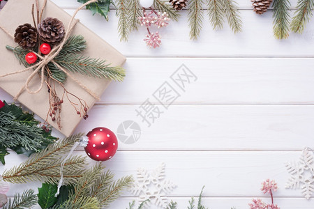 为了圣诞快乐和新年在白木背景及复制空间上举行庆祝会的奖章躺着假期图片