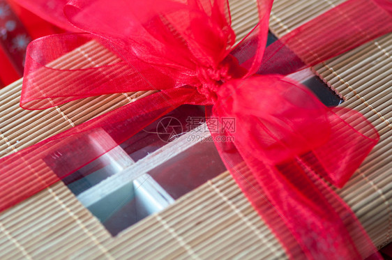 惊喜展示棍子包在竹做的盒子上红弓礼贴衣物图片