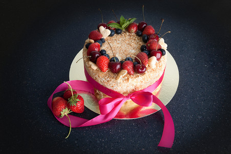 面包店草莓甜的海绵蛋糕深底有浆果图片