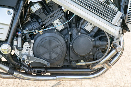 关闭染色摩托车发动机一个经典摩托车发动机的详情c大型摩托车发动机经典的反射镀铬图片