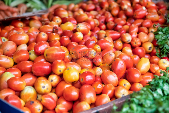 城市场中美丽的西红柿农民食物杂货店图片