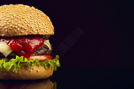 黑色背景前的汉堡图片
