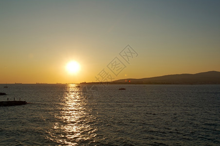 风景优美俄罗斯黑海Gelendzhik海域的夜空日落晚阳光图片