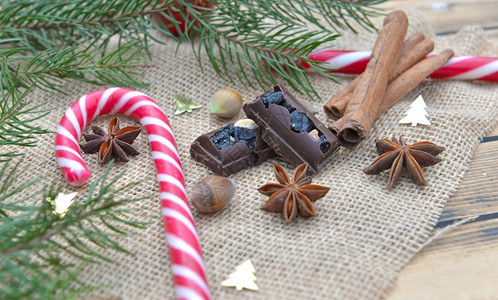 假期甜的八角天然圣诞装饰配有香料和纺织品上巧克力的分枝图片