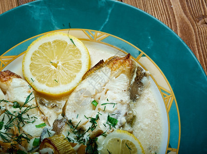 烧焦的送达LemonCream的卤丁配有柠檬和新鲜蔬菜鱼片图片
