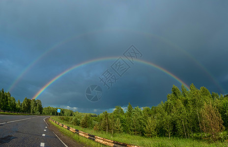 阳光彩虹在云雾天空背景的高速上闪亮多彩的虹地平线户外背景图片