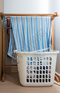 干燥在卧室的玻璃篮子后面用干毛巾挂着木质衣服和干毛巾烘洗衣店图片