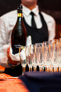 眼镜喝酒商准备用杯子送香槟周年纪念日图片