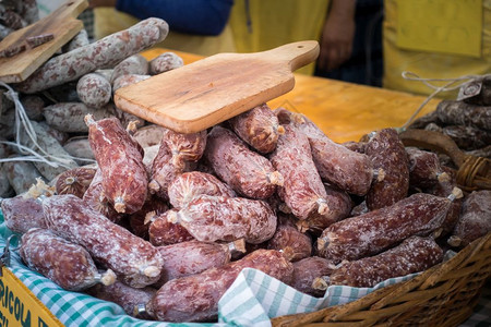 纳达林在意大利当地市场上出售许多salamis供销售肉木板图片