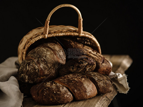 黑背景的篮子里自制黑麦面包桌子所有的健康图片