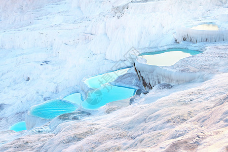 景观填满蓝水的天然帕穆卡勒人陆酸梯田Denizli土耳其灌满蓝水的自然帕穆卡勒人陆化池洗澡白色的图片