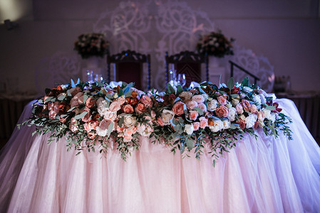 粉色的环境在婚礼当日庆祝宴会厅的盛节和庄严装饰在婚礼当日庆祝宴会厅的装饰仪式图片
