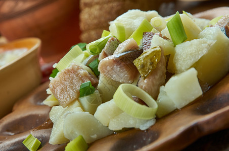 什锦的洋葱Kartupeliar丝绸Herring土薯沙拉脱维亚烹饪传统各种菜盘TopView一顿饭图片