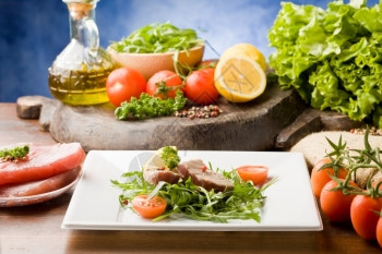 番茄配有黄瓜沙拉和成分横轴的切片金鱼牛排健康图片