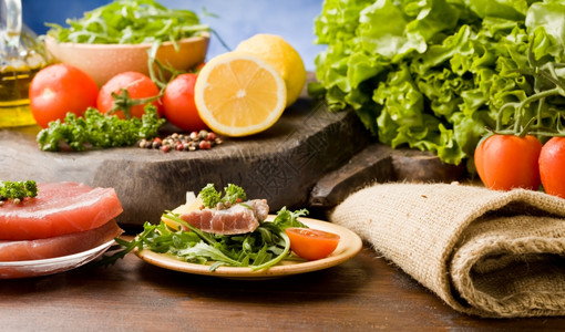 豆子配有黄瓜沙拉和成分横轴的切片金鱼牛排香菜健康图片