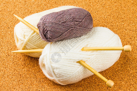 棕色的纺织品白和棕柔软编织的毛线和木制本底针颜色图片