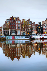 荷兰阿姆斯特丹与尔河的夜间城市景色街道桥欧洲图片