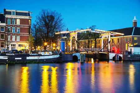 屋著名的荷兰阿姆斯特丹与尔河的夜间城市景色暮图片