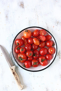 白木背景的原樱桃番茄成熟一种饮食图片