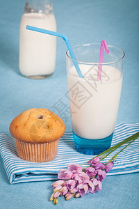 纸杯蛋糕白色的早晨健康营养新鲜牛奶和巧克力松饼图片