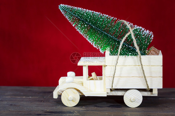 运送圣诞树的木制卡车图片