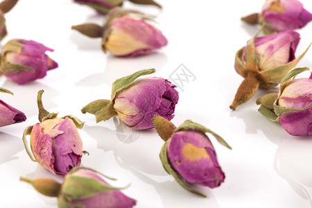草本芳香疗法花的朵干茶白背景的玫瑰图片